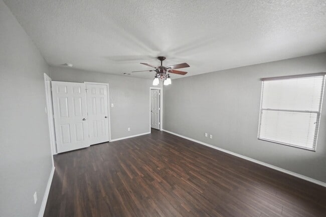Building Photo - Spacious Cul-de-Sac Home with Greenbelt Privacy - Realtor Commission: $500