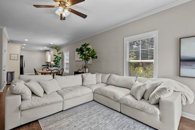Building Photo - Modern comfort Beach living