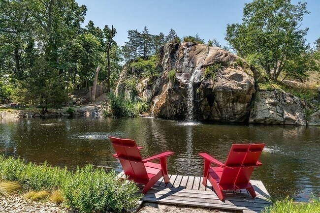 Building Photo - 67 Border St