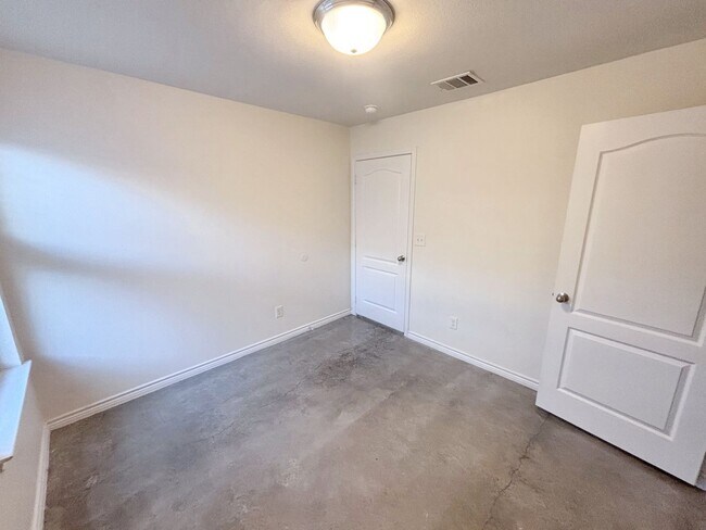 Building Photo - Modern 3-Bedroom Single-Story Home with St...