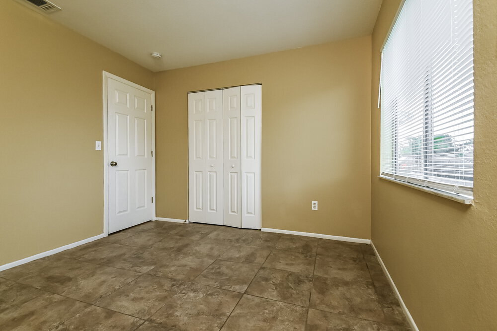 Building Photo - 2396 Roxbury Cir