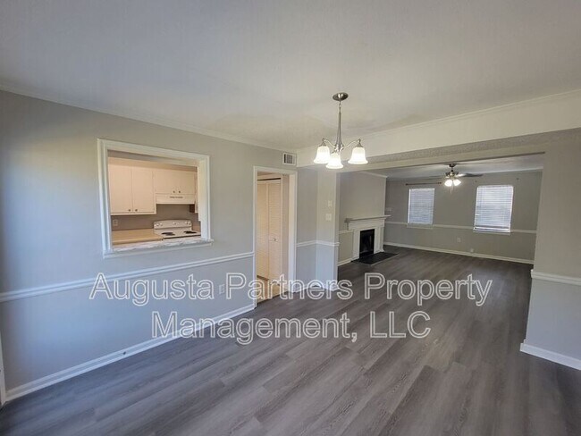 Building Photo - 3921 Miramar Dr Ext