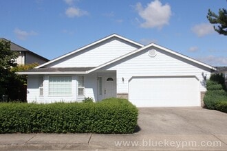 Building Photo - 3 Bed, 2 Bath Home with Large Covered Deck...