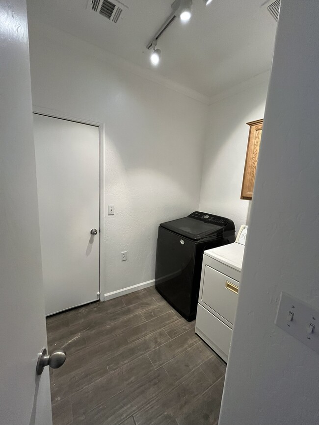 Building Photo - 5183 E Lowe Ave