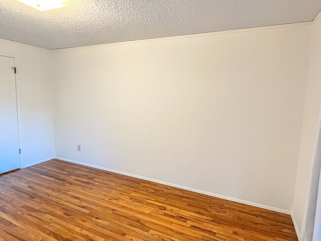 Building Photo - Charming 3bd/2bth Rambler in Tam o'Shanter in Redmond $3,795/mo