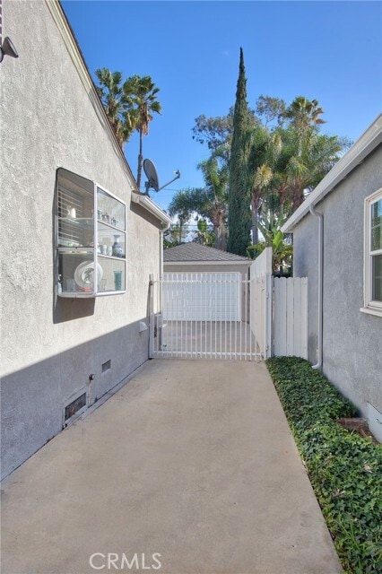 Building Photo - 4856 Riverton Ave