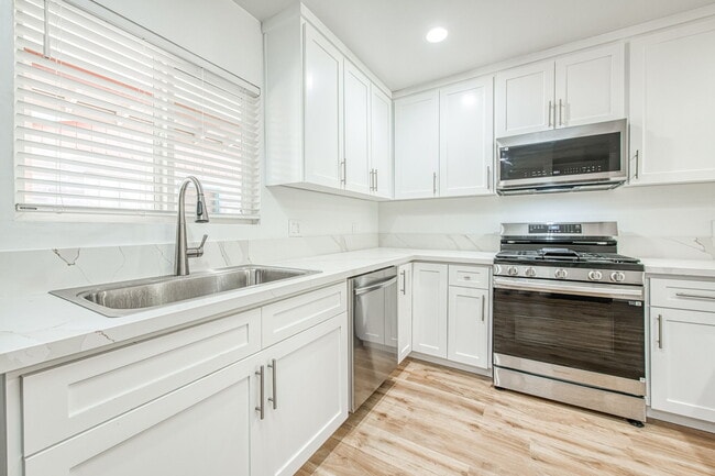 Building Photo - 2109 Tulare St