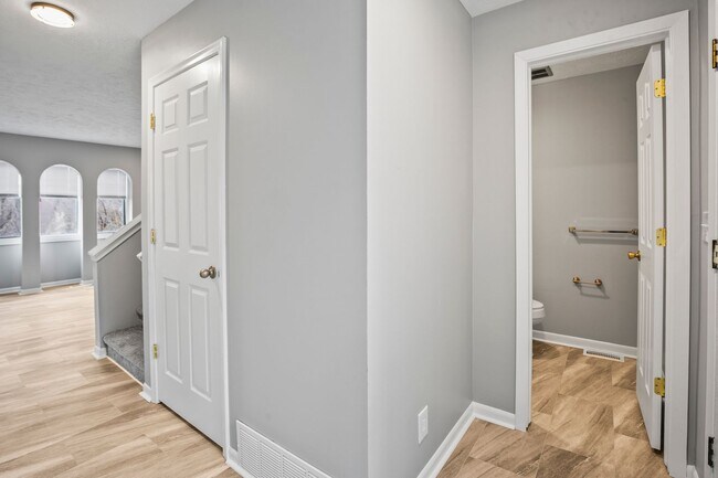 Building Photo - 10914 Saratoga Plaza