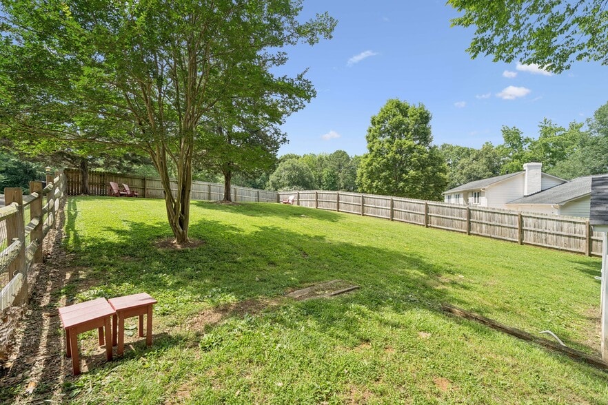 Building Photo - 8323 Cliffside Dr