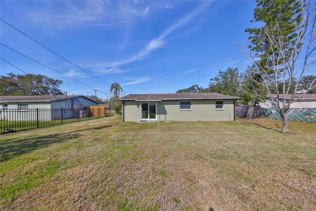 Building Photo - 6025 Florida Cir S
