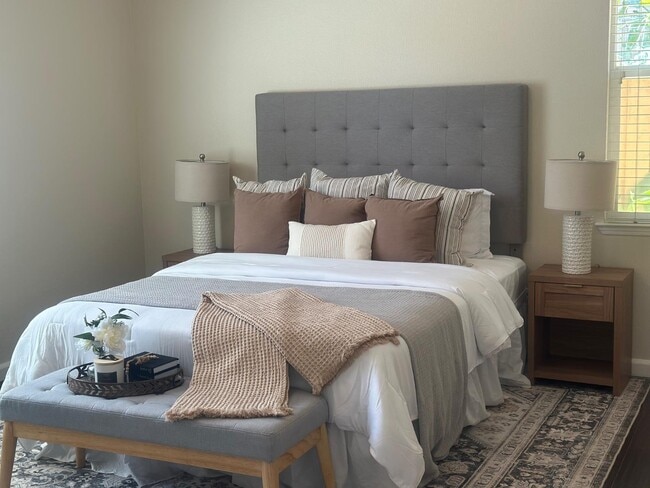 Building Photo - 356 S Paraiso Way