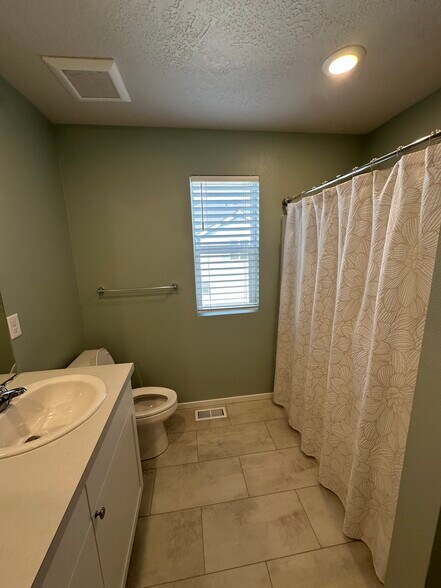 Full bathroom w/stand in tub - 24369 E Harrier Loop
