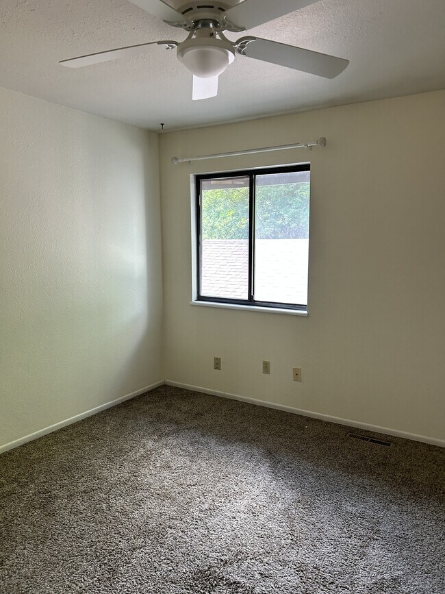 Building Photo - 3500 Rolling Green Dr