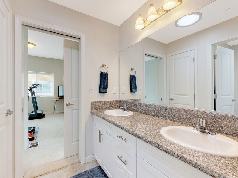 Building Photo - 955 Humbert Ave