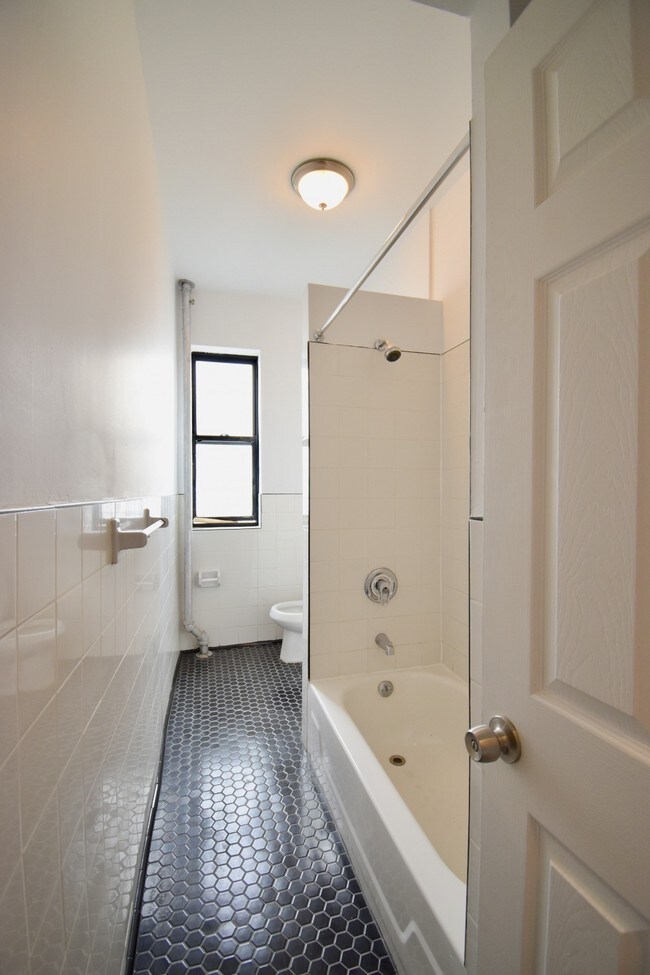 Building Photo - 560 W 180th St