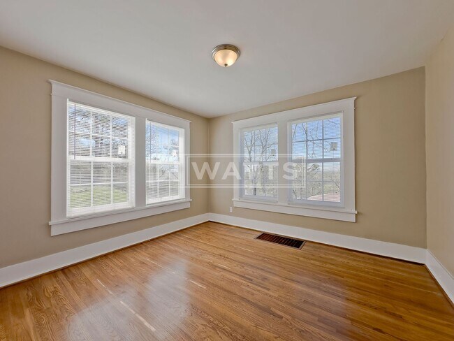 Building Photo - 3 Bedroom House in Eastlake Community