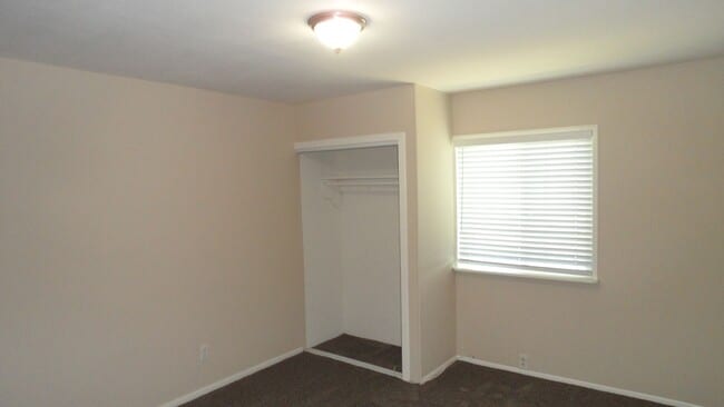 Building Photo - Spacious 6 Bedroom, 3 Bathroom, Single Fam...
