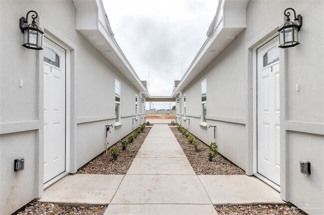 Building Photo - 304 S Retama Ln