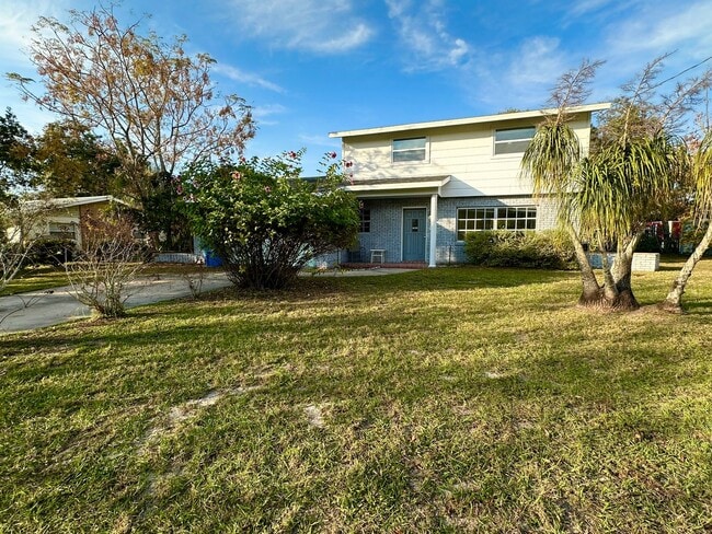Building Photo - DeLand POOL-home: 4Bedrooms/2Baths - Perfect for family living!