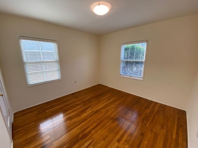 Building Photo - 916 Lighthouse Ave