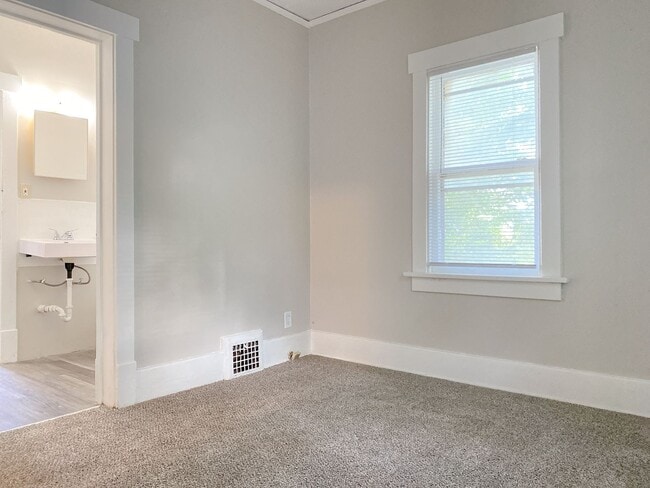Building Photo - 1/2 OFF FIRST MONTH'S RENT SPECIAL On Upda...
