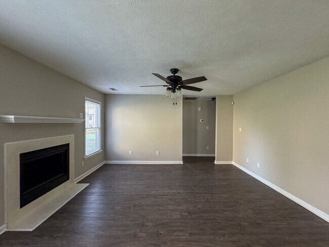 Building Photo - Charming 3 Bed 2 Bath Duplex in Gated Community