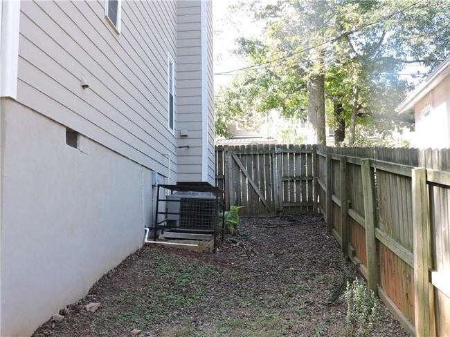 Building Photo - 27 Montgomery St SE