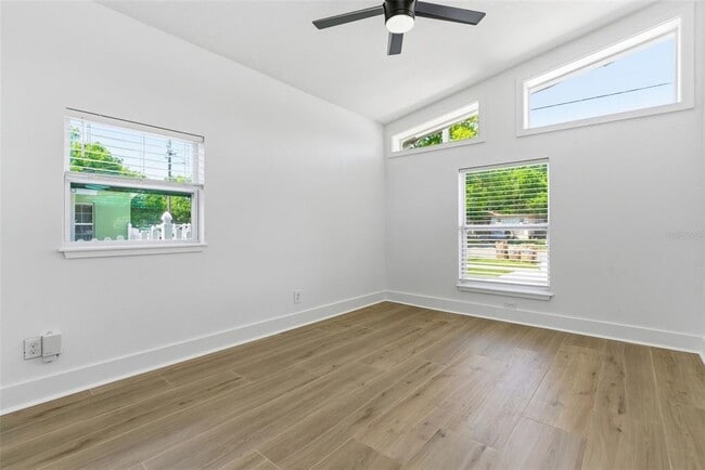 Building Photo - 3916 W Iowa Ave