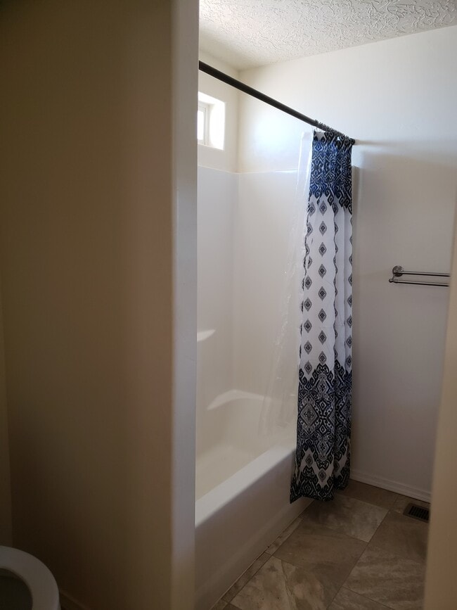 Building Photo - Nice 4 Bedroom home in Mesa Vista Subdivis...