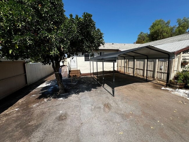 Building Photo - 2BR 1 BA Unit- Nice Yard and Carport, Remo...