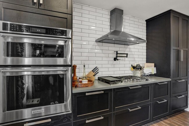 Building Photo - Beautiful 5 Bedroom Home Near the Cherry C...