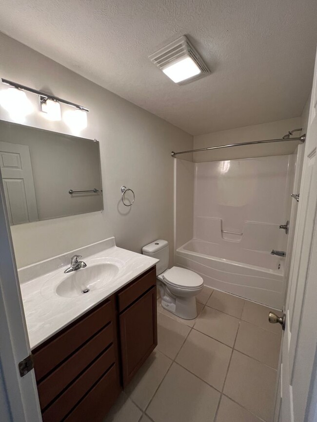 Building Photo - 1 Bedroom Avail August 2025; $895 Monthly ...