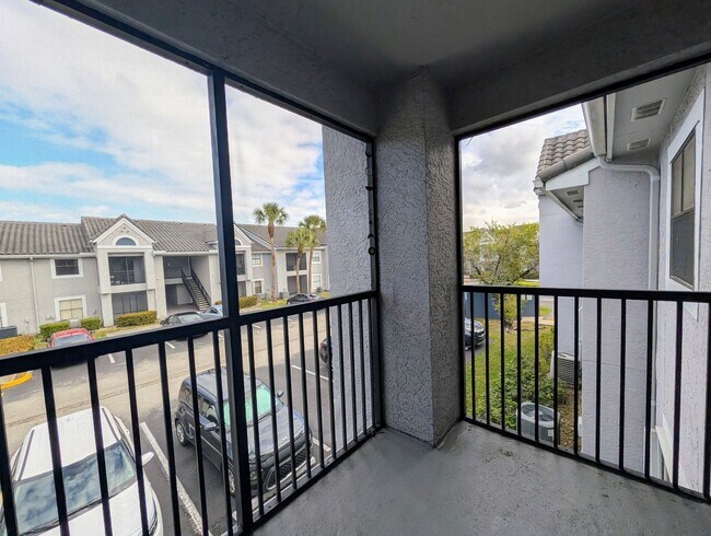 Building Photo - Bright 1BR/1BA Condo – Convenient Kendall Location