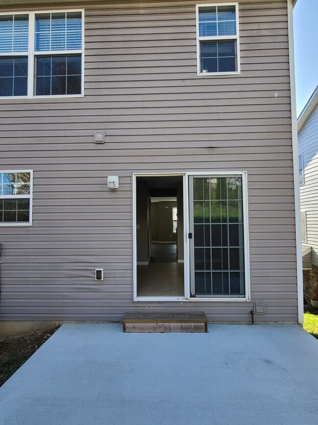 Building Photo - 3 bedroom,  2 1/2 bath town home in Waynesboro PA END UNIT