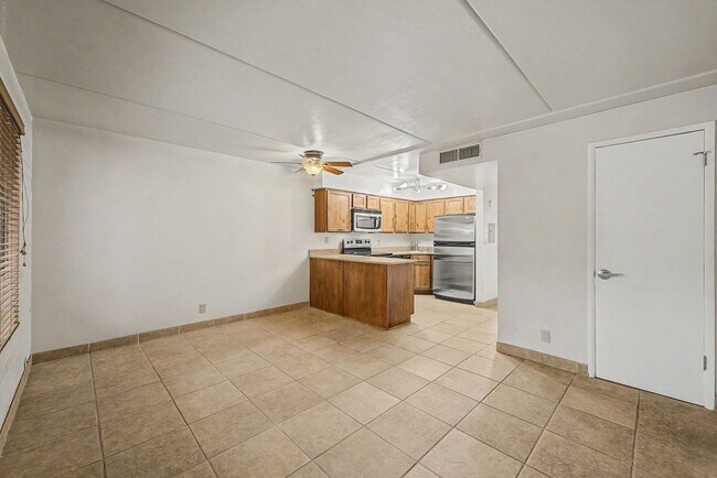Building Photo - University/ Downtown- 1 bedroom first floor condo