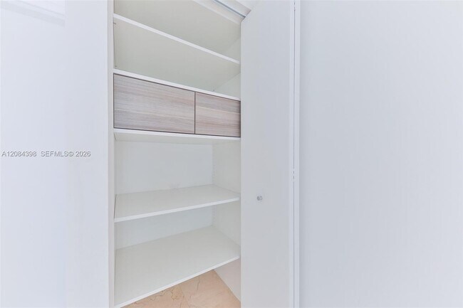 Building Photo - 1300 Brickell Bay Dr