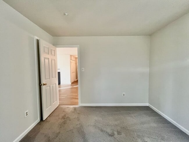 Building Photo - Beautiful 3 BR 2 BA condo in sought after Crown!