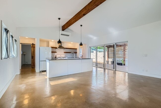 Building Photo - Home with Guest Suite