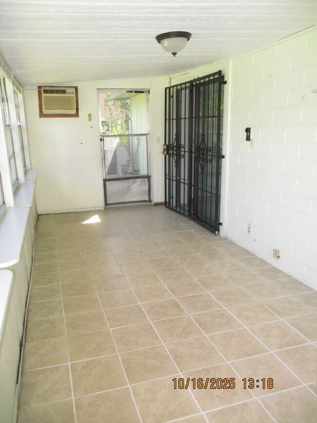 Building Photo - Charming 3 bedroom 2 bathroom Holly Hill