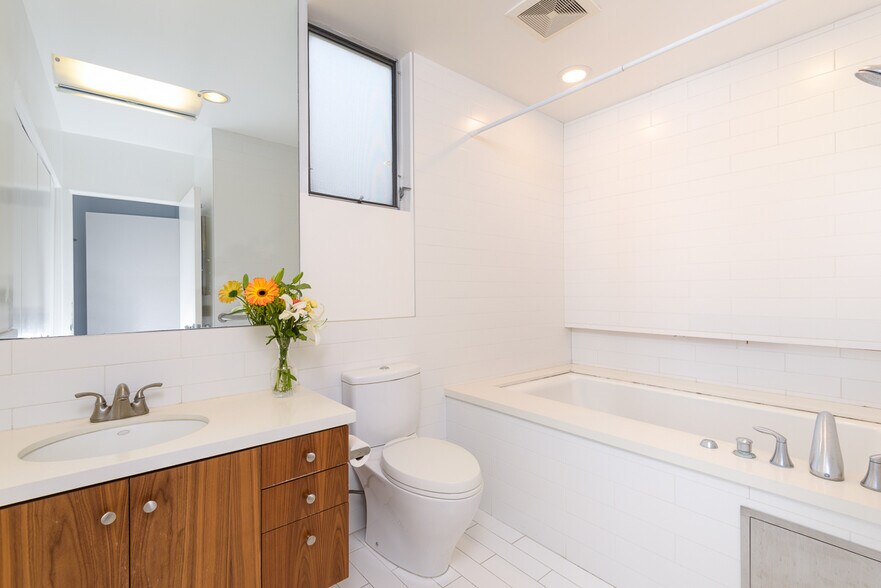 Building Photo - 1513 S Orange Grove Ave