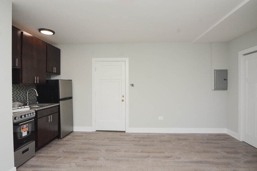 Building Photo - 4549 N Damen Ave