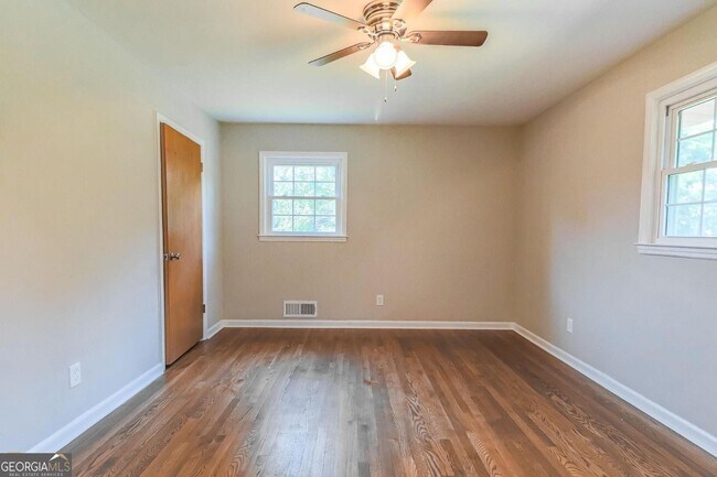 Building Photo - 99 Woodvalley Dr