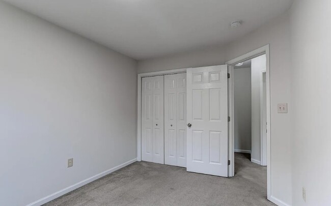 Building Photo - 352 Deerfield Dr