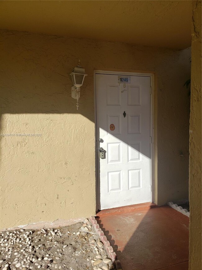 Building Photo - 10149 Twin Lakes Dr