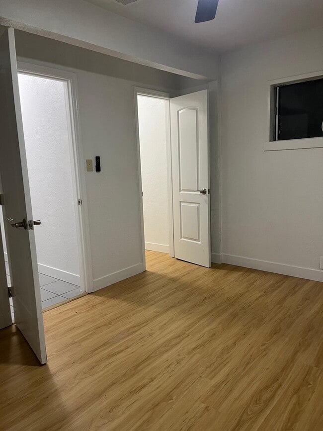 Building Photo - 384 N Westside St