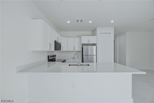 Building Photo - 2411 Lola Ave S