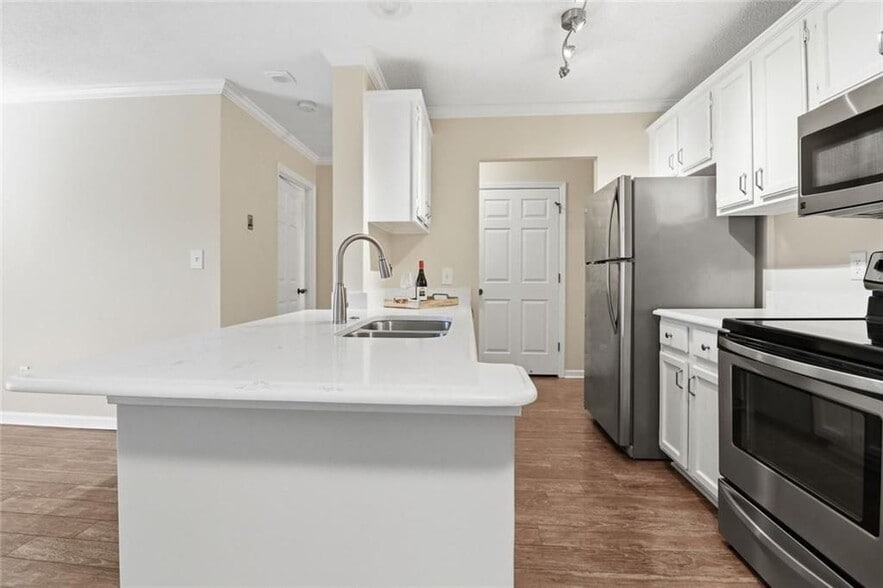 Building Photo - 300 Johnson Ferry Rd