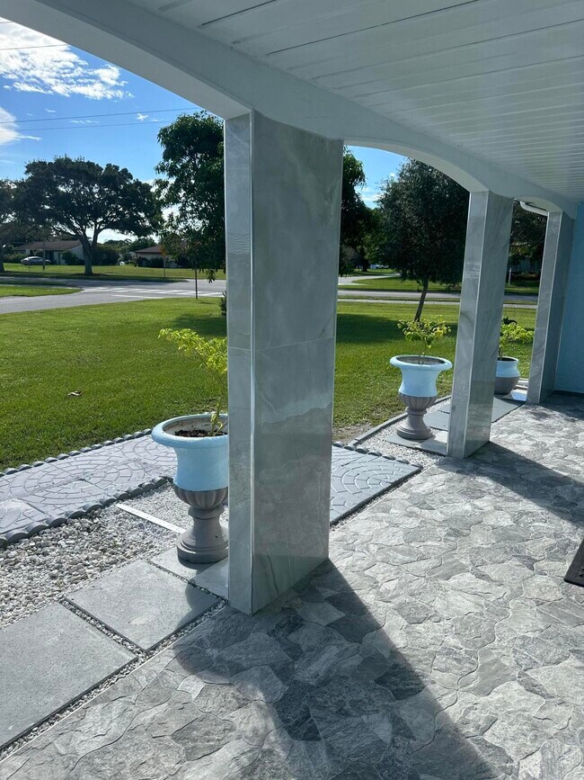 Building Photo - 1592 SE Burning Ct