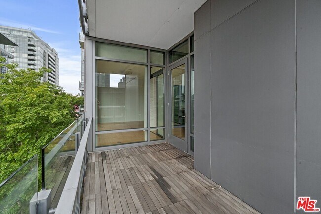 Building Photo - 1100 S Hope St