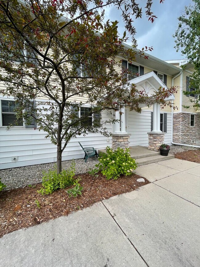 Building Photo - 1495 Newport St